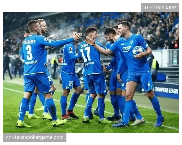 镜头捕捉：霍芬海姆主帅在球队反超比分后激情挥拳庆祝