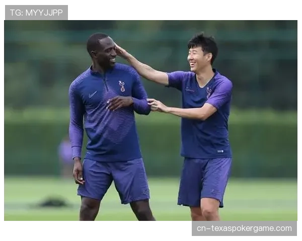 特写:伤愈复出的南特老将穆萨-西索科,赛后向主队看台鼓掌致意